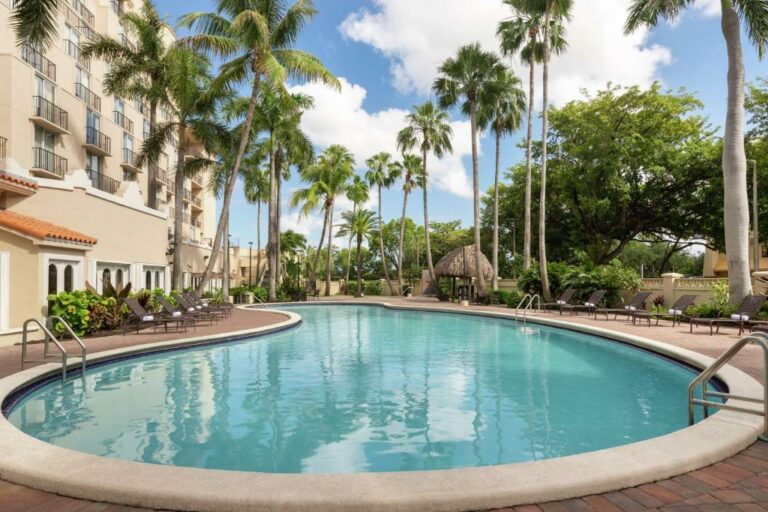 Embassy Suites by Hilton Miami hotel swimming pool