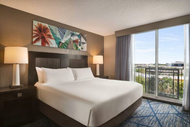 Embassy Suites by Hilton Miami hotel bed room