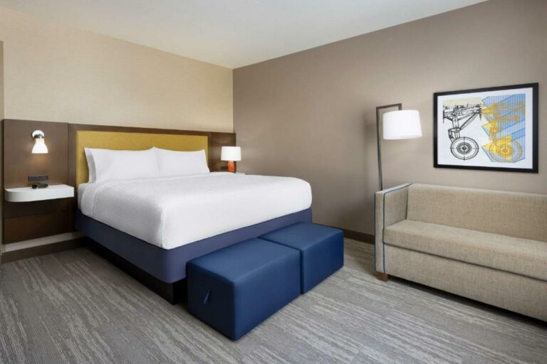 Hampton Inn Oakhurst-Yosemite bed